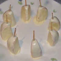 Use white chocolate to coat the other apple
