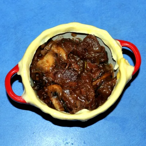 Add pastry collar to the pie dish