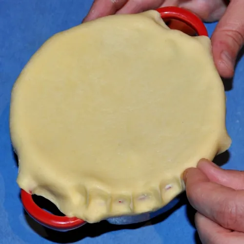 Put lid on pie